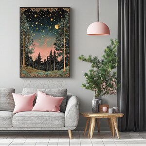 Może przedstawiać: Cyfrowy wydruk artystyczny przedstawiający leśną scenę z pełnią księżyca i gwiazdami na nocnym niebie. Drzewa są sylwetkami na tle r&oacute;żowego i pomarańczowego zachodu słońca. Wydruk jest oprawiony w złotą ramę.