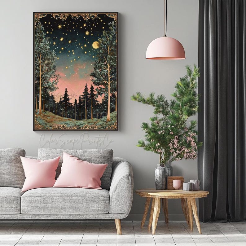 Może przedstawiać: Cyfrowy wydruk artystyczny przedstawiający leśną scenę z pełnią księżyca i gwiazdami na nocnym niebie. Drzewa są sylwetkami na tle r&oacute;żowego i pomarańczowego zachodu słońca. Wydruk jest oprawiony w złotą ramę.