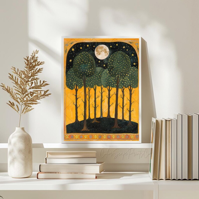 Op de afbeelding: Een digitale illustratie van een bos sc&egrave;ne met een volle maan en sterren. De bomen zijn donkergroen en de achtergrond is helder geel. De maan is wit met een gele gloed.