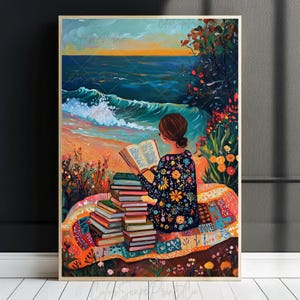 Op de afbeelding: Een vrouw zit op een kleurrijk kleed aan de oceaan en leest een boek. Ze is omringd door een stapel boeken en bloemen. De scène is geschilderd in een levendige, kleurrijke stijl.