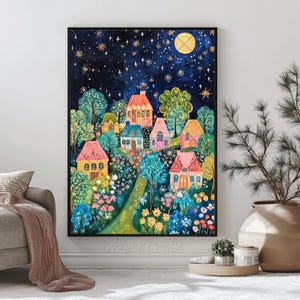 Op de afbeelding: Een kleurrijk schilderij van een klein stadje 's nachts met een volle maan en sterren aan de hemel. De huizen zijn geschilderd in tinten roze, geel, blauw en groen. Op de voorgrond zijn bomen en bloemen te zien.