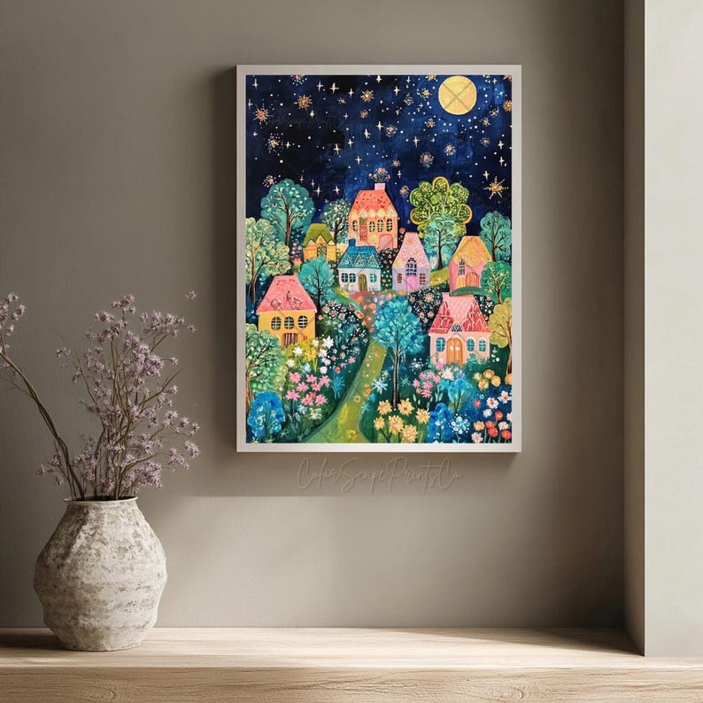 Op de afbeelding: Een schilderij van een fantasierijk dorp 's nachts met kleurrijke huizen, bomen en bloemen. De lucht is donkerblauw met sterren en een volle maan.