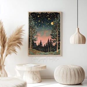 Może przedstawiać: Cyfrowy wydruk artystyczny przedstawiający las z pełnią księżyca i gwiazdami na nocnym niebie. Drzewa są sylwetkami na tle r&oacute;żowego i niebieskiego nieba. Wydruk jest oprawiony w złotą ramę.