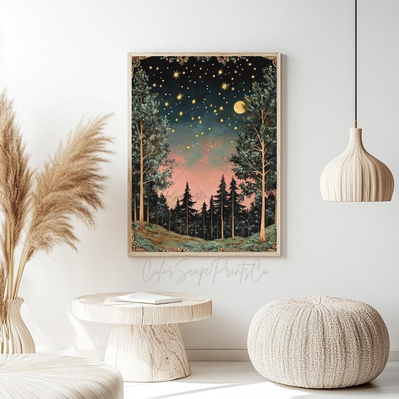 Może przedstawiać: Cyfrowy wydruk artystyczny przedstawiający las z pełnią księżyca i gwiazdami na nocnym niebie. Drzewa są sylwetkami na tle r&oacute;żowego i niebieskiego nieba. Wydruk jest oprawiony w złotą ramę.