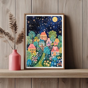 Op de afbeelding: Een aquarel schilderij van een fantasierijk dorp 's nachts met kleurrijke huizen, bomen en een volle maan. De lucht is donkerblauw met twinkelende sterren.