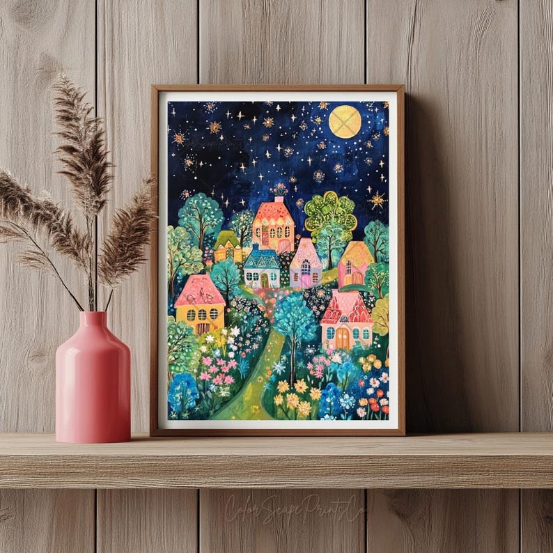 Op de afbeelding: Een aquarel schilderij van een fantasierijk dorp 's nachts met kleurrijke huizen, bomen en een volle maan. De lucht is donkerblauw met twinkelende sterren.