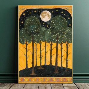 Op de afbeelding: Een digitale schildering van een bos sc&egrave;ne met een volle maan en sterren in de nachtelijke hemel. De bomen zijn donkergroen met gele accenten en de achtergrond is helder geel.
