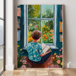 Può includere: Una stampa artistica incorniciata raffigura una persona che legge vicino a una finestra che si affaccia su un giardino vibrante. La persona indossa una camicia blu con un motivo floreale. La finestra rivela fiori e vegetazione colorati, con una parete verde acqua.