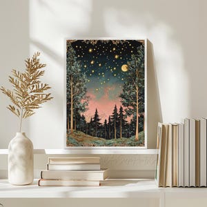 Może przedstawiać: Cyfrowy wydruk artystyczny przedstawiający scenę leśną z pełnią księżyca i gwiazdami na niebie. Drzewa są sylwetkami na tle r&oacute;żowego i niebieskiego nieba. Wydruk jest oprawiony w białą ramę.