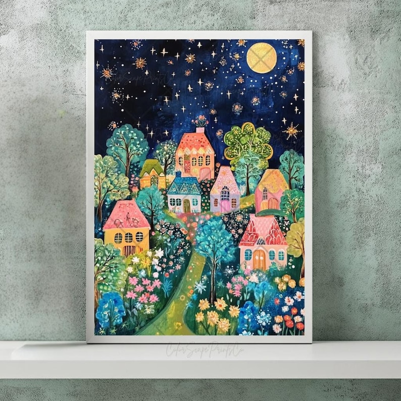 Op de afbeelding: Een fantasievol schilderij van een dorp 's nachts met kleurrijke huizen, bomen en bloemen. De lucht is donkerblauw met een heldere maan en sterren.