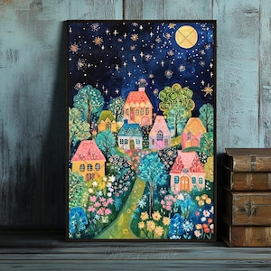 Op de afbeelding: Een fantasievol schilderij van een dorp 's nachts met kleurrijke huizen, bomen en bloemen. De lucht is donkerblauw met witte sterren en een heldere gele maan.