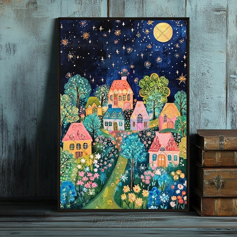 Op de afbeelding: Een fantasievol schilderij van een dorp 's nachts met kleurrijke huizen, bomen en bloemen. De lucht is donkerblauw met witte sterren en een heldere gele maan.