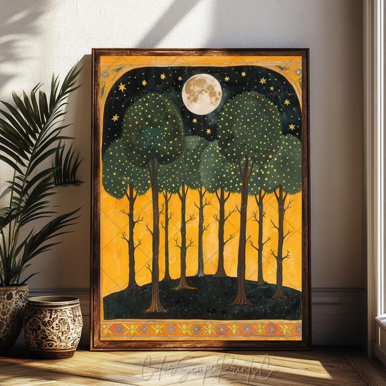 Op de afbeelding: Een digitale schildering van een boslandschap met een volle maan en sterren aan de nachtelijke hemel. De bomen zijn donkergroen met gele accenten en de achtergrond is heldergeel. De maan is lichtgeel en de sterren zijn wit.