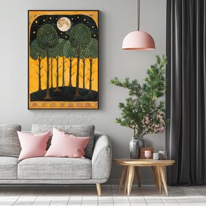 Op de afbeelding: Een digitaal schilderij van een bos sc&egrave;ne met een volle maan en sterren in de nachtelijke hemel. De bomen zijn gestileerd en hebben een donkergroene kleur. De achtergrond is geel-oranje.
