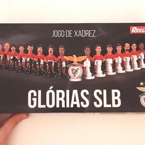 Oficjalny zestaw szachów klubowych SLB Football Club, gra planszowa w szachy, która jest hołdem dla rekordu Portugalii w piłce nożnej wszech czasów – Glórias SLB Collectible Board Game