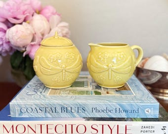 Bordallo Pinheiro Set di zuccheriere per crema con libellula gialla / Decorazione cottage in ceramica in rilievo in maiolica portoghese