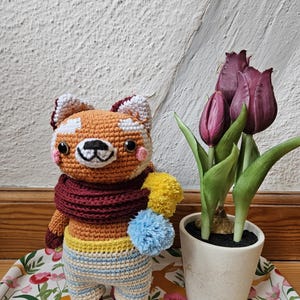 Handgehäkelter Roter Panda – süßes Amigurumi mit Schal & Bommel