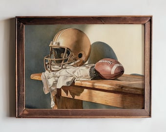 Puede incluir: Pintura de acuarela enmarcada de equipamiento de fútbol americano. Un casco dorado y un balón de fútbol marrón descansan sobre un banco de madera, con una camiseta blanca debajo. La pintura tiene una paleta de colores cálidos.
