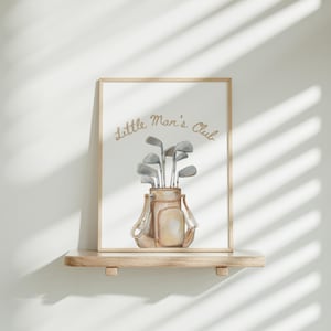 Puede incluir: Impresi&oacute;n en acuarela enmarcada de una bolsa de golf llena de palos, con el texto "Little Man's Club". La bolsa y los palos son en tonos beige y gris. La impresi&oacute;n se presenta en un marco de madera.