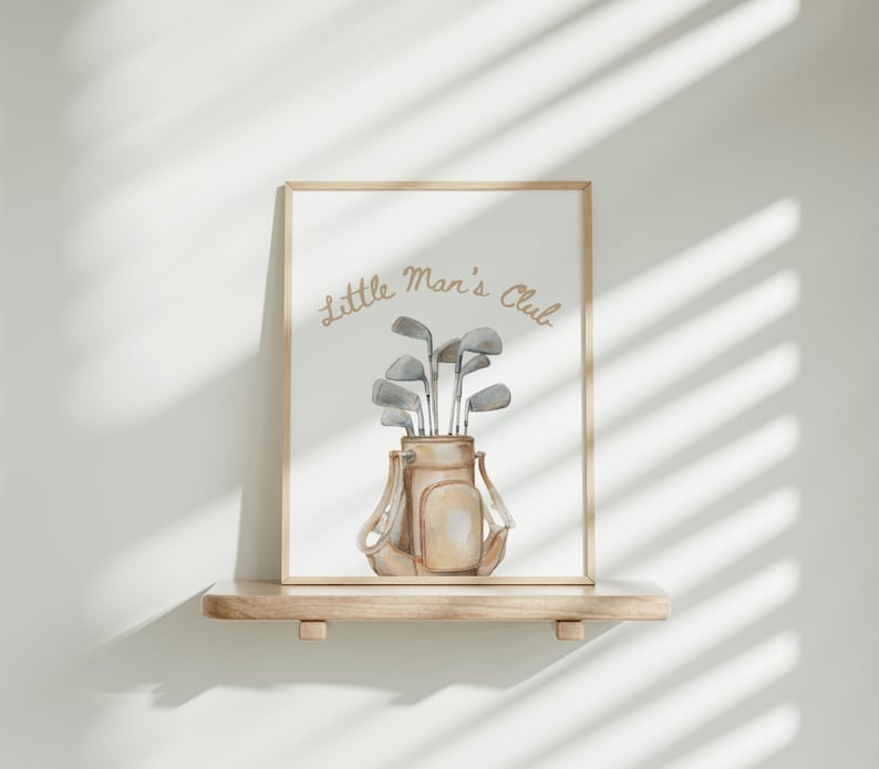 Puede incluir: Impresi&oacute;n en acuarela enmarcada de una bolsa de golf llena de palos, con el texto "Little Man's Club". La bolsa y los palos son en tonos beige y gris. La impresi&oacute;n se presenta en un marco de madera.