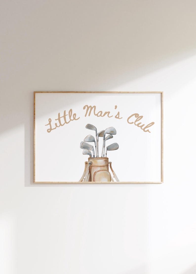 Puede incluir: Impresi&oacute;n enmarcada con una ilustraci&oacute;n en acuarela de una bolsa de golf llena de palos. Las palabras "Little Man's Club" est&aacute;n escritas en una fuente cursiva encima de la bolsa de golf. La paleta de colores es neutra, con tonos beige y grises.