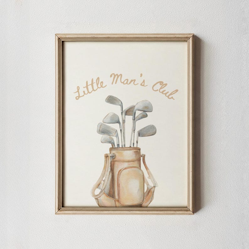 Puede incluir: Impresi&oacute;n en acuarela enmarcada de una bolsa de golf llena de palos de golf. La bolsa es de color beige con correas marrones. El texto "Little Man's Club" est&aacute; escrito en letras doradas encima de la bolsa. El marco es de color marr&oacute;n claro.