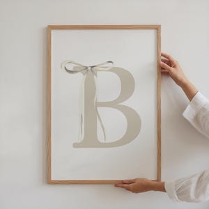 Decoración inicial con monograma, impresión inicial personalizada, arte mural con letras personalizadas, lazo, estampado de monograma, decoración infantil femenina, decoración con monograma, lazo elegante