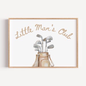 Puede incluir: Impresi&oacute;n en acuarela enmarcada que muestra una bolsa de golf con palos. El texto "Little Man's Club" est&aacute; arqueado sobre los palos en marr&oacute;n claro. El fondo es blanco y el marco es de madera.