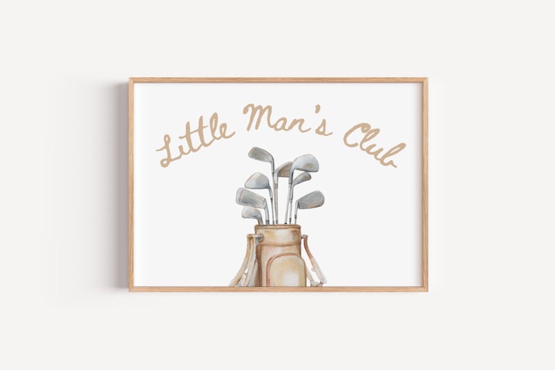 Puede incluir: Impresi&oacute;n en acuarela enmarcada que muestra una bolsa de golf con palos. El texto "Little Man's Club" est&aacute; arqueado sobre los palos en marr&oacute;n claro. El fondo es blanco y el marco es de madera.