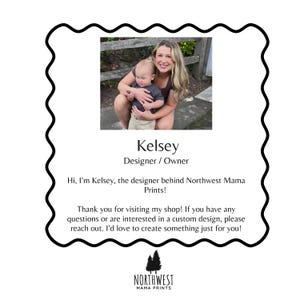 K&ouml;nnte beinhalten: Ein wei&szlig;er, wellenf&ouml;rmiger Rahmen enth&auml;lt ein Foto einer Frau und eines Kindes. Der Text lautet "Kelsey, Designer/Owner". Zus&auml;tzlicher Text hei&szlig;t Besucher willkommen und bietet individuelle Designleistungen an. Das Logo von Northwest Mama Prints befindet sich unten.