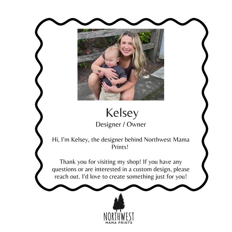 K&ouml;nnte beinhalten: Ein wei&szlig;er, wellenf&ouml;rmiger Rahmen enth&auml;lt ein Foto einer Frau und eines Kindes. Der Text lautet "Kelsey, Designer/Owner". Zus&auml;tzlicher Text hei&szlig;t Besucher willkommen und bietet individuelle Designleistungen an. Das Logo von Northwest Mama Prints befindet sich unten.