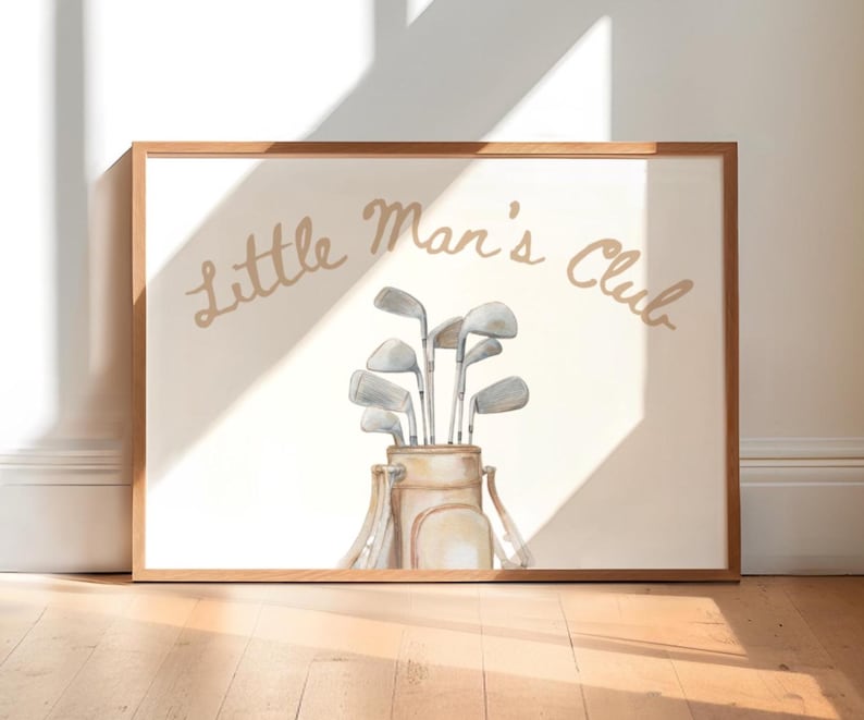 Puede incluir: Impresi&oacute;n enmarcada con una ilustraci&oacute;n en acuarela de una bolsa de golf y palos. El texto "Little Man's Club" est&aacute; arqueado sobre la bolsa de golf en marr&oacute;n claro. El marco es de madera.