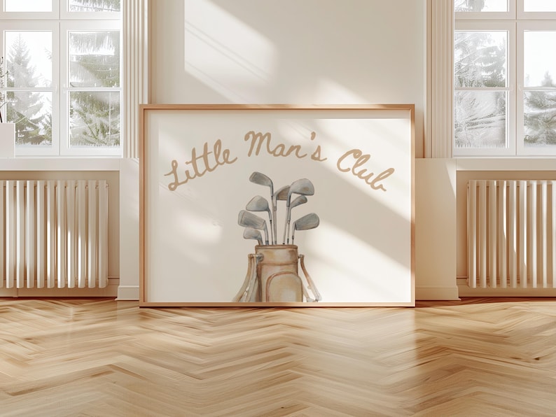 Puede incluir: Una impresi&oacute;n enmarcada con el texto "Little Man's Club" en fuente cursiva. La obra de arte presenta una ilustraci&oacute;n en acuarela de una bolsa de golf llena de palos de golf. La paleta de colores incluye tonos beige, gris y marr&oacute;n.