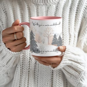 Spaziergang in einem Winterwunderland Becher - Festliche Weihnachtskaffeetasse, Feiertags-Trinkgefäß, gemütliches Wintergeschenk, saisonale Wohndekoration (11, 15 Unzen)
