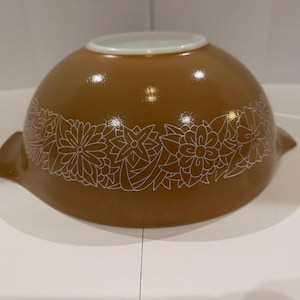 Pyrex Cinderella Micing Bowl. 443 Woodland Brown    2.5 quart. Very Good Used Condition  No chips, cracks or dishwasher damage.