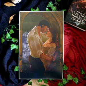 Peut inclure: Une illustration romantique d'un couple s'embrassant dans une pièce faiblement éclairée. L'homme porte une chemise blanche et un pantalon noir, tandis que la femme porte une robe blanche avec une ceinture rouge. Le couple se tient devant une fenêtre avec vue sur un ciel orageux.