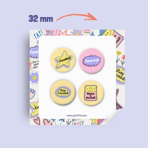 Può includere: Quattro bottoni rotondi e colorati con messaggi positivi. I bottoni sono gialli e rosa, con frasi come "Excellent!" e "Amazing!" I bottoni hanno un diametro di 32 mm.