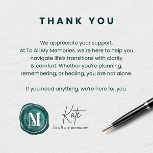 Puede incluir: Una tarjeta de agradecimiento con las palabras "THANK YOU" en verde oscuro en la parte superior. La tarjeta incluye texto que expresa agradecimiento y apoyo. Un sello verde azulado con la letra "M" y el nombre "Kate" est&aacute;n en la parte inferior, junto con un bol&iacute;grafo negro.