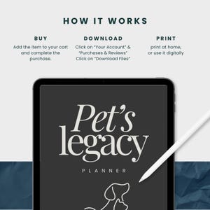 Puede incluir: Una tableta negra muestra un planificador digital titulado "Pet's Legacy Planner". La imagen muestra instrucciones: Comprar, Descargar e Imprimir. Un l&aacute;piz &oacute;ptico blanco est&aacute; al lado de la tableta. El fondo es un degradado azul.