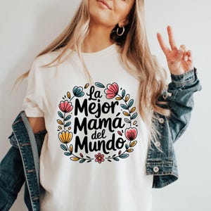 La Mejor Mamá del Mundo Shirt: Floral Spanish Mother&#39;s Day Tee