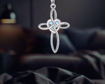Collana con ciondolo a forma di croce con nodo celtico e cuore infinito in argento sterling 925 - Italia
