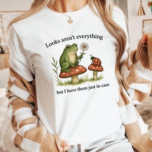 Camiseta vintage para amantes del café con diseño de rana, camiseta de rana en acuarela, regalo para entusiastas del café.