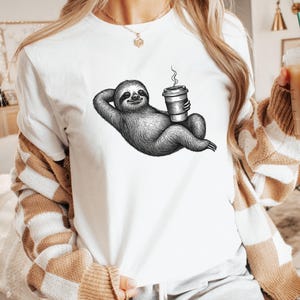 Faultier Kaffee T-Shirt: Handgezeichnetes Koffeinliebhaber T-Shirt