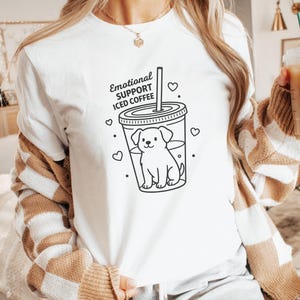 Puede incluir: Un juego de tres tazas de cerámica con un acabado mate moteado. Las tazas son de color crema, gris y negro. Cada taza tiene un diseño simple y minimalista, adecuado para café o té. Las tazas están apiladas.