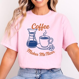 Camiseta con diseño de jarra de café dibujada a mano, regalo para los amantes de la cafeína.