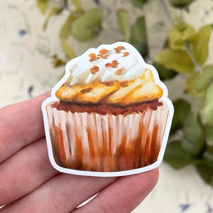 Adhesivo de vinilo con forma de cupcake. Dibujado a mano, troquelado, resistente al agua, impreso profesionalmente, apto para uso en exteriores.