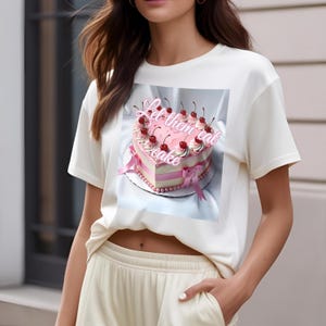 Laissez-les manger T-shirt esthétique de gâteau, t-shirt moderne Marie-Antoinette, mode néo-rococo, t-shirt chic pastel graphique softstyle