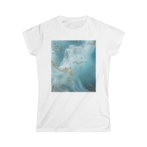 Puede incluir: Camiseta blanca con un diseño cuadrado de tela azul claro fluida y detalles dorados. El diseño tiene una cualidad onírica y etérea, con un aspecto suave y texturizado. La camiseta es de estilo cuello redondo clásico.
