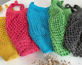 Borsa per la spesa riutilizzabile in rete di cotone lavorata all'uncinetto, una borsa pratica, ecologica e a zero rifiuti per il mercato.