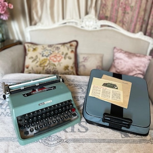 Vintage Typewriter Olivetti letter 32
